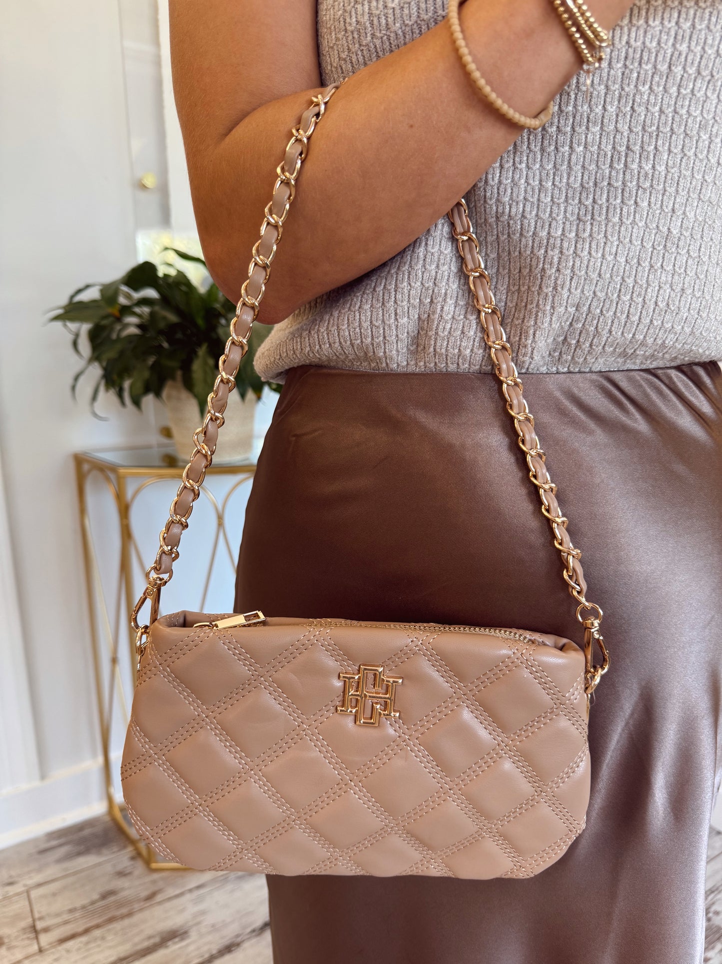 LIVI CROSSBODY in LATTE