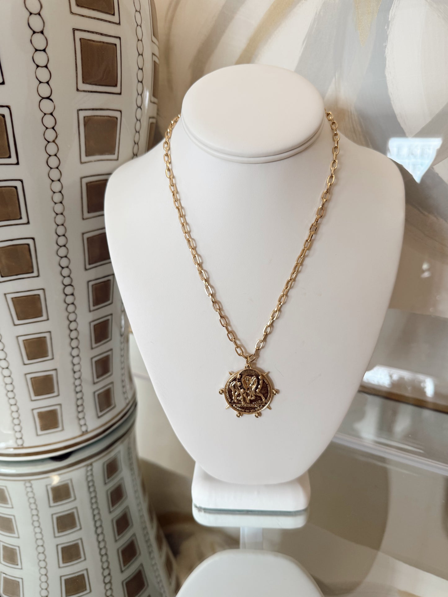 THE HORSESHOE NECKLACE