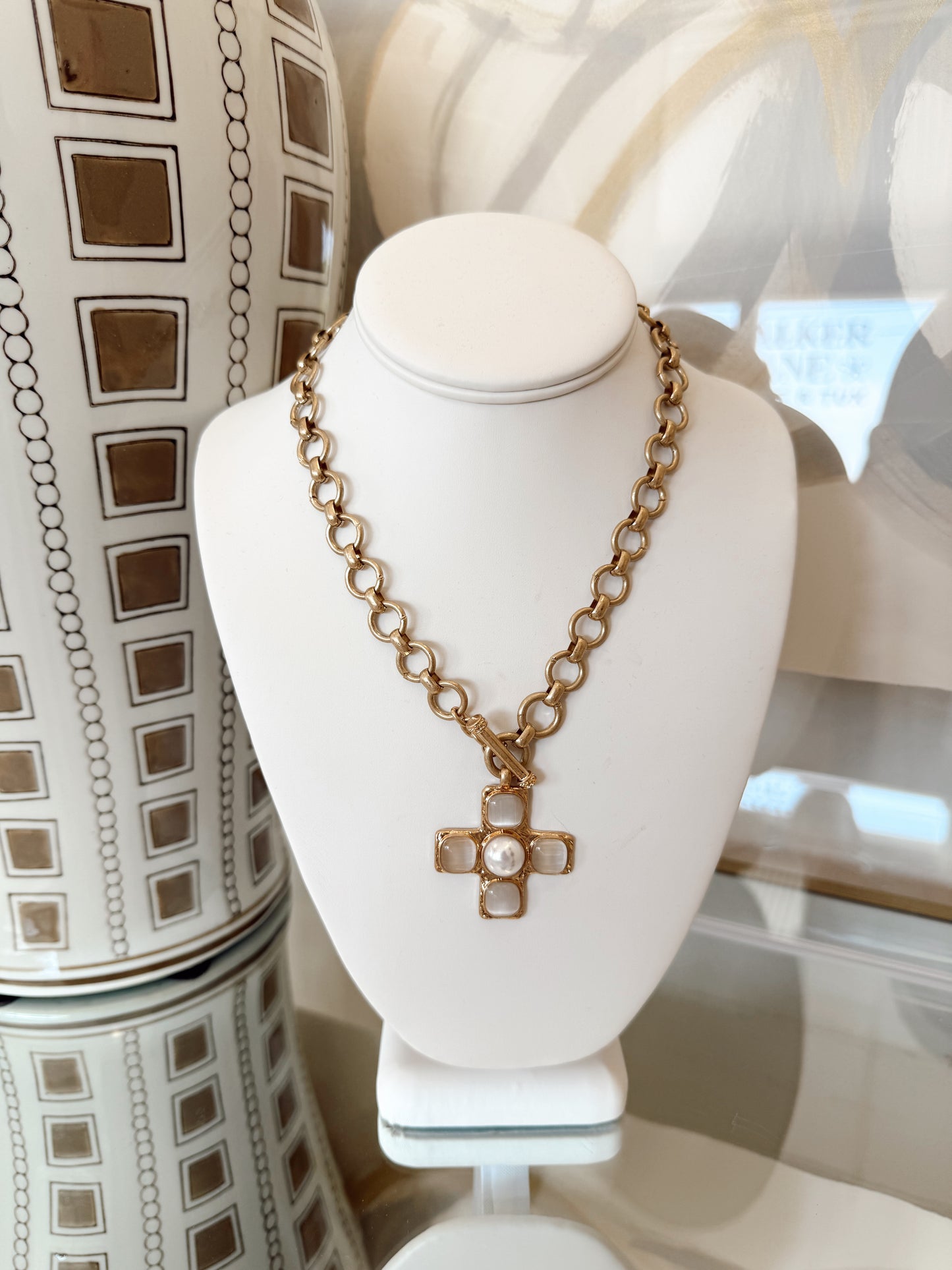 COASTAL CHIC CROSS NECKLACE PEARL